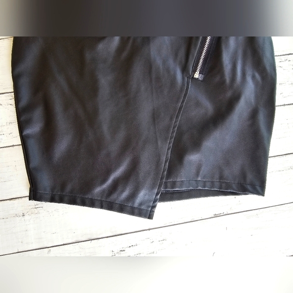 Rue21 Faux Leather Black Asymmetrical Mini Skirt Zip Detail Stretchy NWOT Size M - Picture 5 of 7